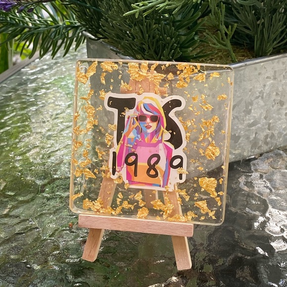 Taylor Swift 1989 Cartoon with Gold Flakes Resin Display Art & Mini Easel - Picture 13 of 17